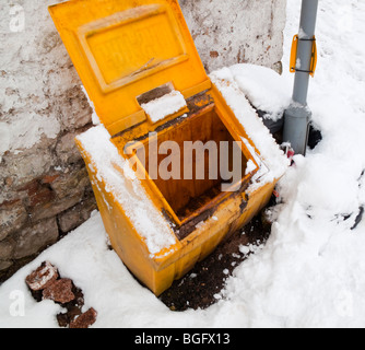 Svuotare lo scomparto di graniglia utilizzata per strade gritting causando problemi per gli automobilisti in Derbyshire durante le dure condizioni invernali del 2010 Foto Stock