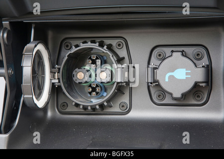 Close up di carica elettrico vano tappi, in luogo di un serbatoio di gas, che si trova sulla parte anteriore del cofano di automobili Foto Stock