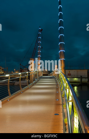 Piedi ponte sopra il porto di Torquay di notte Foto Stock