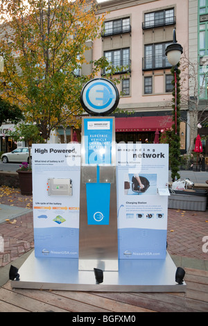 Visualizzazione di su veicolo elettrico delle stazioni di caricamento delle infrastrutture di rete. La Nissan Leaf Zero Emission Tour evento promozionale Foto Stock