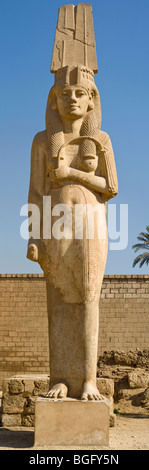 Grande colpo verticale della statua di Meryetamun, la figlia e la sposa reale di Ramesse II a Akhmim vicino a Sohag, Medio Egitto. Foto Stock