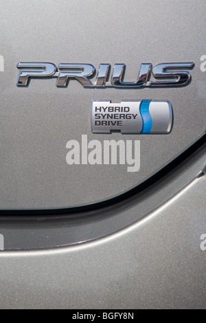 Close-up di grigio Toyota Prius con Hybrid Synergy Drive tag. In California, Stati Uniti d'America Foto Stock