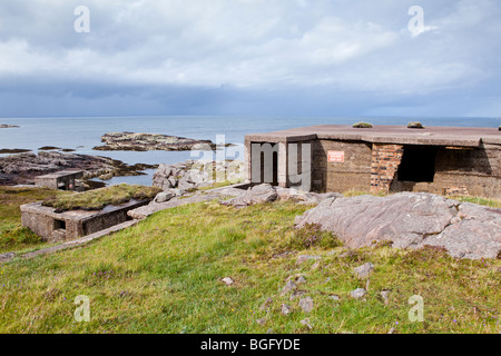 I resti della seconda guerra mondiale difese sulle rive di Loch pecora a Rubha nan Sasan, N di Cove, Highland, Scozia. Foto Stock