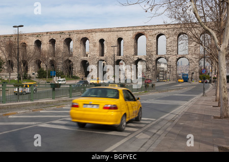 Un taxi verso l Acquedotto di Valente, Istanbul, Turchia Foto Stock