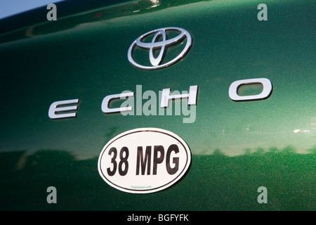 Close up di 38 miglia per gallone di efficienza del carburante paraurti adesivo su una verde Toyota auto eco. In California, Stati Uniti d'America Foto Stock