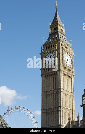 Il Big Ben con il London Eye in background Foto Stock