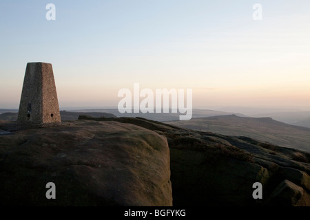Il punto di innesco sul bordo Stanage Derbyshire presi all'alba in inverno Foto Stock