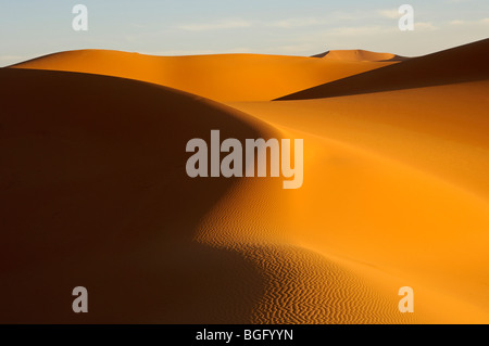 Luci e ombre nelle dune di sabbia di Erg Muzurq, il deserto del Sahara, Libia Foto Stock