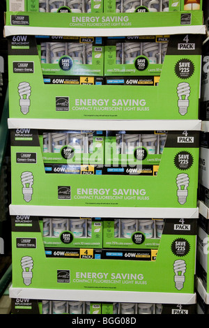 Close up di verde di confezioni di Feit marchio elettrico Energy Star compatto nominale lampadine fluorescenti (CFLs). Foto Stock