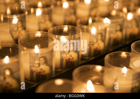 Candele di devozione a Santa Teresa di Lisieux Foto Stock