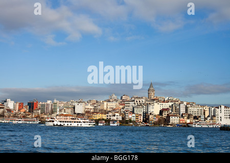 Panorama di Karakoy con Torre Galata visto dal Bosforo, Istanbul, Turchia Foto Stock