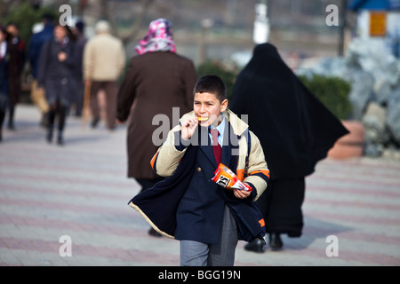 Pupilla turco sulla strada dalla scuola in Eyup, Istanbul, Turchia Foto Stock