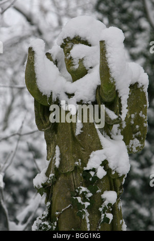 Statua nel cimitero di Nunhead Foto Stock