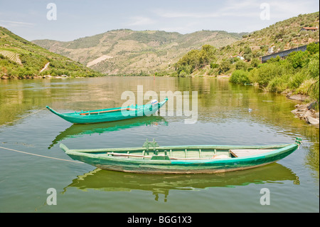 Due barche ormeggiate in acqua calma sul fiume Duero in Portogallo Foto Stock