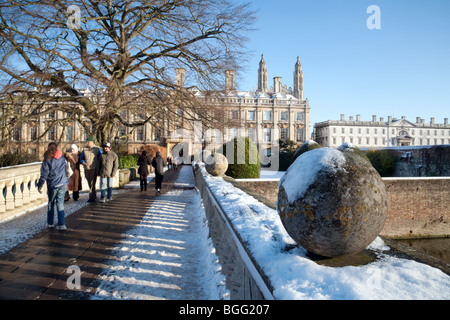 Inverno di Cambridge UK; studenti di Clare College ponte in inverno la neve, Università di Cambridge , Cambridge Regno Unito. Foto Stock