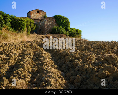 Rovinato agriturismo si affaccia su Campo Arato in Toscana Italia Foto Stock