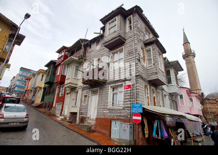 Vecchia architettura in legno case in piedi accanto alla chiesa bizantina di San Salvatore in Chora, Edirnekapı, Istanbul, Turchia Foto Stock