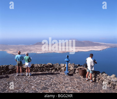 Il punto panoramico Mirador del Río che mostra Isla Graciosa, Risco de Famara, Lanzarote, Isole Canarie, Regno di Spagna Foto Stock