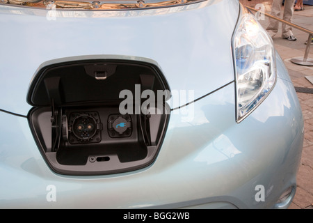 Close up di carica elettrico vano tappi, in luogo di un serbatoio di gas, che si trova sulla parte anteriore del cofano di automobili. Foto Stock