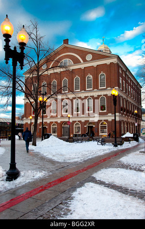 Faneuil Hall lungo il rosso-mattone "Freedom Trail' a Natale - Boston Massachusetts, STATI UNITI D'AMERICA Foto Stock