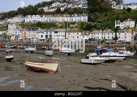 La bassa marea sul fiume Looe barche sul lungomare in questo popolare west country resort sul mare in Cornwall Inghilterra REGNO UNITO Foto Stock
