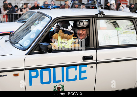 Poliziotta al nuovo anno Parade 2010, Londra, Inghilterra Foto Stock