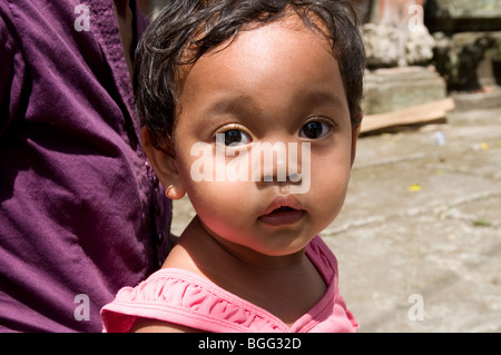 Bambino a Benyutung, al di fuori di Ubud, il Balinese location del film "Mangiare, pregare, amore". Foto Stock