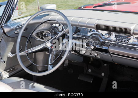 Interno in una vecchia auto americana Foto Stock