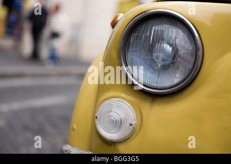 Vettura italiana per le strade di Roma Foto Stock