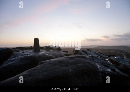 Il punto di innesco sul bordo Stanage Derbyshire presi all'alba in inverno Foto Stock
