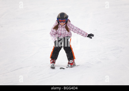 Bambina imparare lo sci alpino Foto Stock