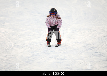 Bambina imparare lo sci alpino Foto Stock