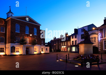 Town Hall figura di soldato War Memorial Huntingdon Piazza del Mercato Fenland Cambridgeshire Inghilterra Foto Stock