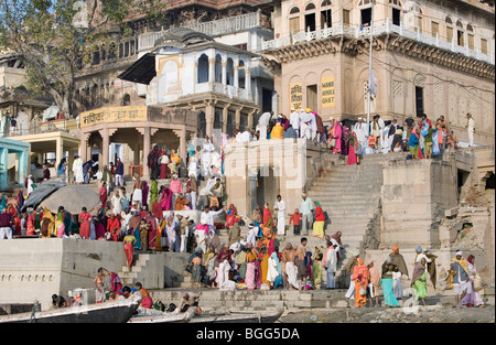 La folla si riuniscono per le sponde del sacro Fiume Gange per il rituale del bagno di mattina. Varanasi (India). Foto Stock