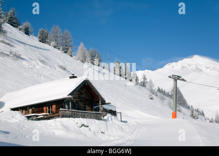 Rauris Austria Europa. Chalet in legno da Rauriser Hochalmbahnen piste da sci piste da sci nelle Alpi austriache in inverno la neve Foto Stock