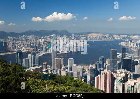 Cina, Hong Kong, il Victoria Peak. Vista su Hong Kong dal Victoria Peak. Gli illuminati skyline di Central si trova al di sotto del picco Foto Stock