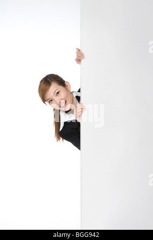 Giovane imprenditrice spiata da dietro Foto Stock