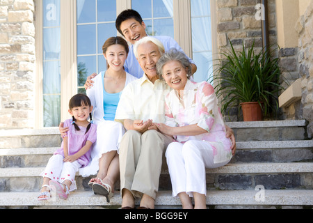 Ritratto di una famiglia composta da tre generazioni Foto Stock