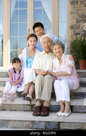 Ritratto di una famiglia composta da tre generazioni Foto Stock