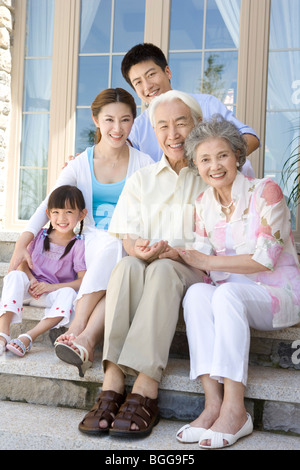 Ritratto di una famiglia composta da tre generazioni Foto Stock