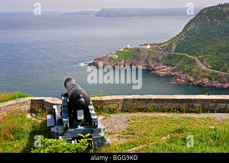 Guardando verso Fort Amherst e St John's Bay su un cannone gun dalla regina della batteria al segnale Hill National Historic Site, Foto Stock