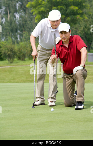 Due golfisti maschio su verde Foto Stock