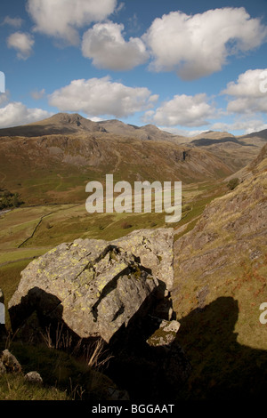 Scafell Pike e il Castle Mountain Range nel Lake District inglese visto da vicino i resti di Hardknott Roman Castle Foto Stock