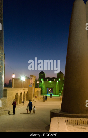 La gente camminare al tramonto nella città murata di Khiva, Uzbekistan Foto Stock