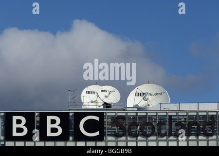 BBC Scotland firma e piatti satellitari nell'edificio della sede centrale di Pacific Quay a Glasgow, Scozia, Regno Unito Foto Stock