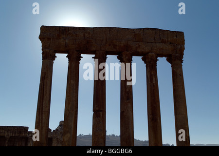 Sei colonne permanente presso il Tempio di Giove, Baalbek, Libano. Le rovine romane. Foto Stock
