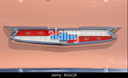 55 Chevy Bel Air Cabrio, 50s icona americana, cofano badge, il filtro Bow Tie logo Foto Stock