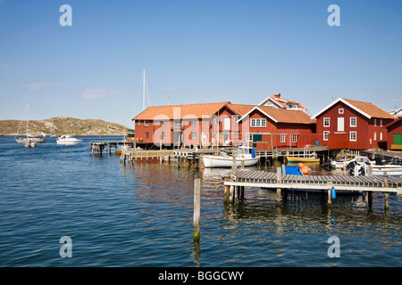 Porto in un piccolo villaggio di pescatori con barche a Mollesund in Svezia Foto Stock