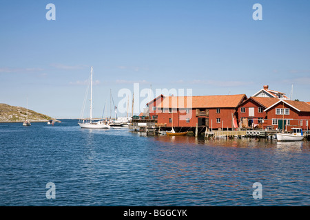 Porto in un piccolo villaggio di pescatori con barche a Mollesund in Svezia Foto Stock