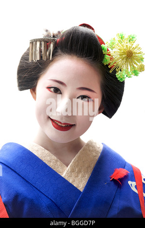 Maiko giapponese in abito tradizionale. Sfondo bianco. Kyoto, Giappone Foto Stock